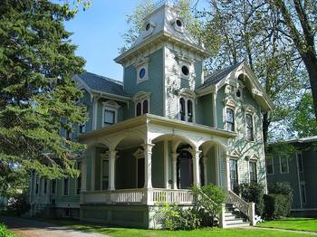 Пример красивого фасада зеленого цвета в викторианском стиле