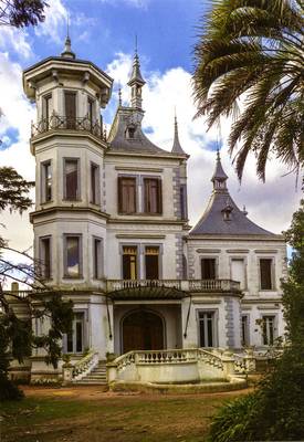Фото красивого дома бежевого цвета в викторианском стиле