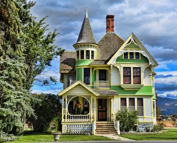 Украшение дома пестрого цвета в викторианском стиле