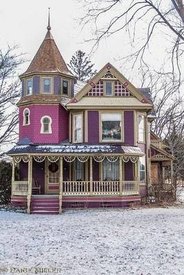 Пример отделки загородного дома фиолетового цвета в викторианском стиле