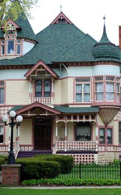 Красивый дом пестрого цвета в викторианском стиле
