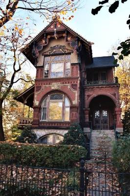 Фото дома красного цвета в викторианском стиле