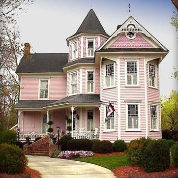Розовый фасад в викторианском стиле