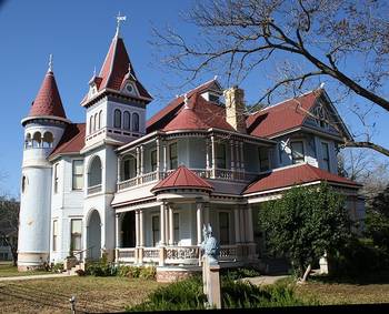 Голубой дом в викторианском стиле