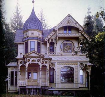 Фото бежевого дома в викторианском стиле