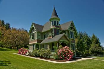 Зеленый дом с башней в викторианском стиле