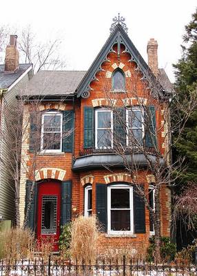 Пример красивой отделки фасада дома оранжевого цвета в эклектичном стиле