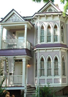 Оформление фасада дома фиолетового цвета в викторианском стиле