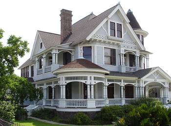 Украшение фасада серого цвета в викторианском стиле