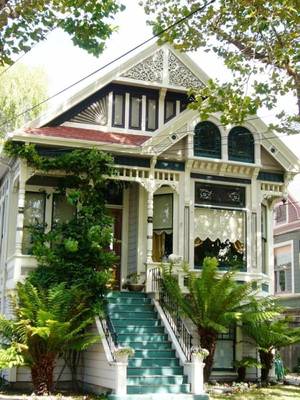 Фотография фасада в викторианском стиле с красивым входом