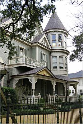 Украшение дома в викторианском стиле с красивым балконом