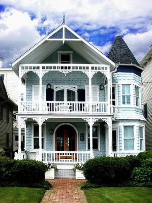 Пример красивого фасада голубого цвета в викторианском стиле