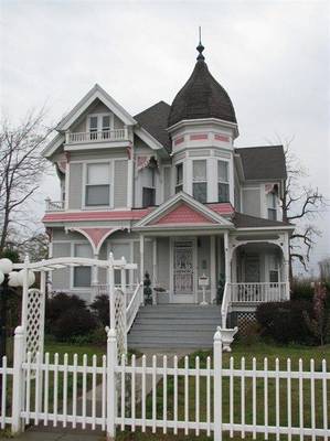Пример дома серого цвета в викторианском стиле