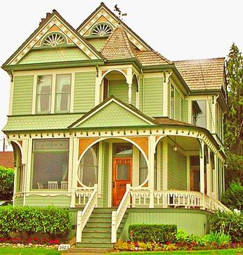 Зеленый деревянный дом в викторианском стиле