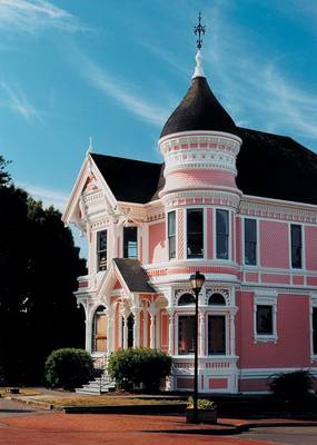 Розовый коттедж с башней в викторианском стиле