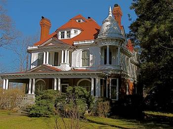 Пример отделки загородного дома пестрого цвета в викторианском стиле