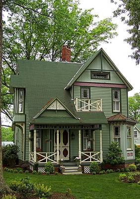 Отделка фасада дома зеленого цвета в кантри стиле