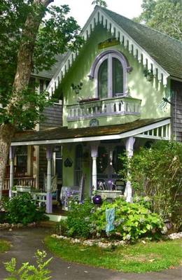 Дом зеленого цвета в викторианском стиле
