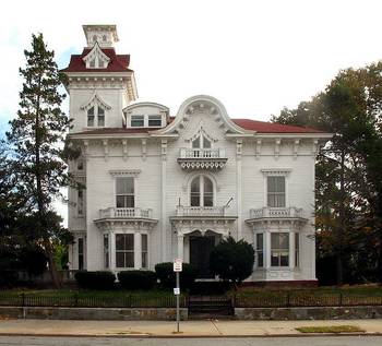 Красивый дом белого цвета в викторианском стиле