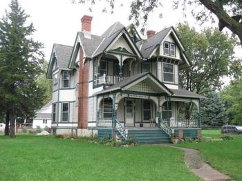 Дизайн фасада дома серого цвета в викторианском стиле