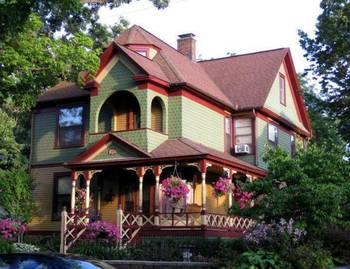Пример отделки фасада дома зеленого цвета в викторианском стиле