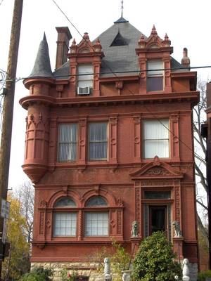 Облицовка фасада коричневого цвета в викторианском стиле