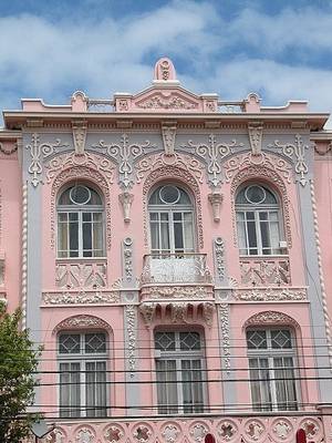Красивый фасад розового цвета в ампир стиле