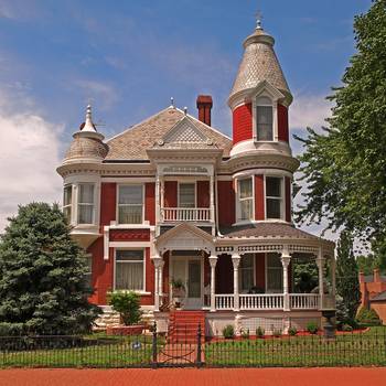 Викторианский фасад красного цвета