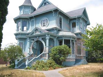 Пример отделки фасада голубого цвета в викторианском стиле