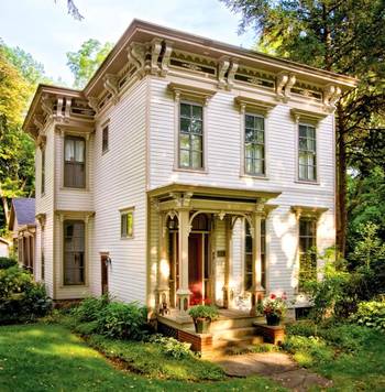Фотография частного дома белого цвета в викторианском стиле