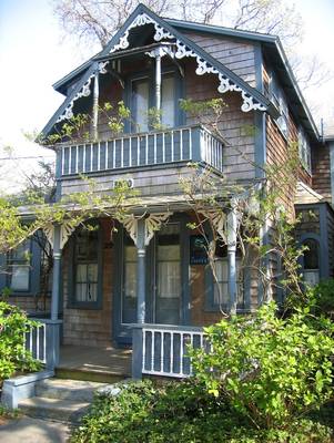 Фасад частного дома коричневого цвета в викторианском стиле