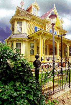 Пример красивой отделки фасада дома желтого цвета в викторианском стиле