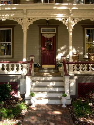 Красивый дом бежевого цвета в викторианском стиле