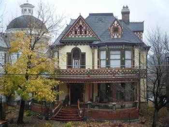 Пестрый дом в викторианском стиле