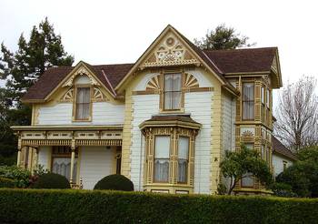 Декоративная отделка фасада пестрого цвета в викторианском стиле