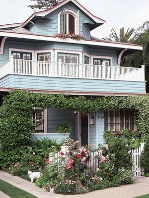 Украшение дома голубого цвета в кантри стиле