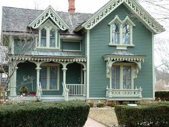 Отделка фасада дома бирюзового цвета в викторианском стиле