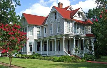 Фото дома бежевого цвета в викторианском стиле