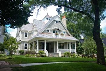 Дизайн дома в викторианском стиле с террасой