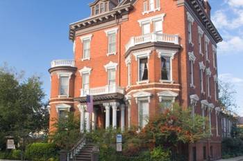 Оформление фасада дома оранжевого цвета в викторианском стиле