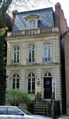 Отделка фасада дома серого цвета в французском стиле