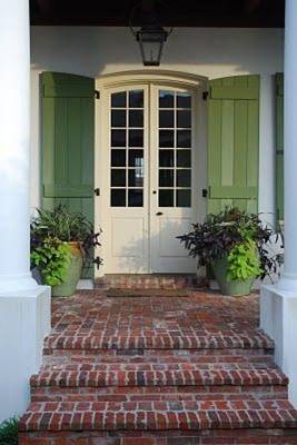 Вариант дома белого цвета с красивой дверью