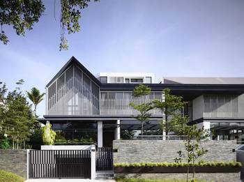 Пример красивого бетонного фасада серого цвета