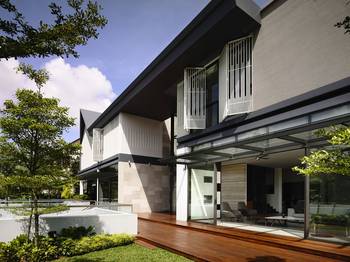 Пример бетонного дома серого цвета