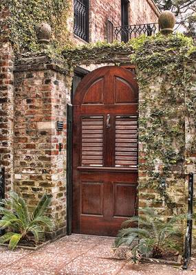 Фото красивого дома в французском стиле с красивой дверью