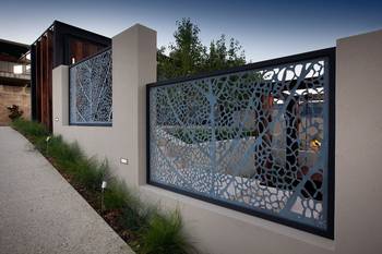 Облицовка фасада дома в авторского стиле с забором