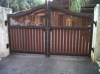 Пример отделки частного дома с забором