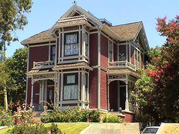 Фото красивого дома коричневого цвета в викторианском стиле