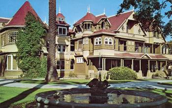 Дизайн фасада дома коричневого цвета в викторианском стиле