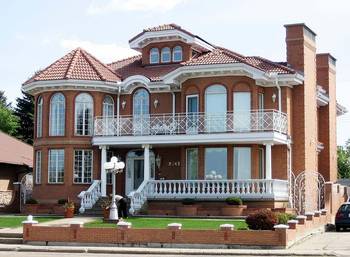 Фото дома коричневого цвета в викторианском стиле